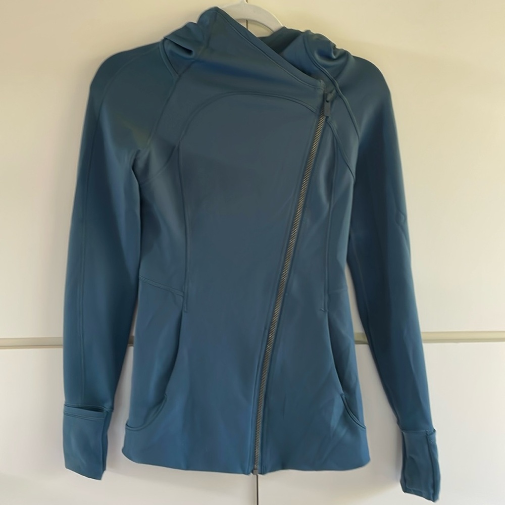 Lululemon running jacket
Size 2
Like new condition